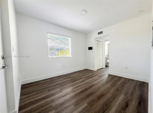 Building Photo - 1710 NW 1st Ct