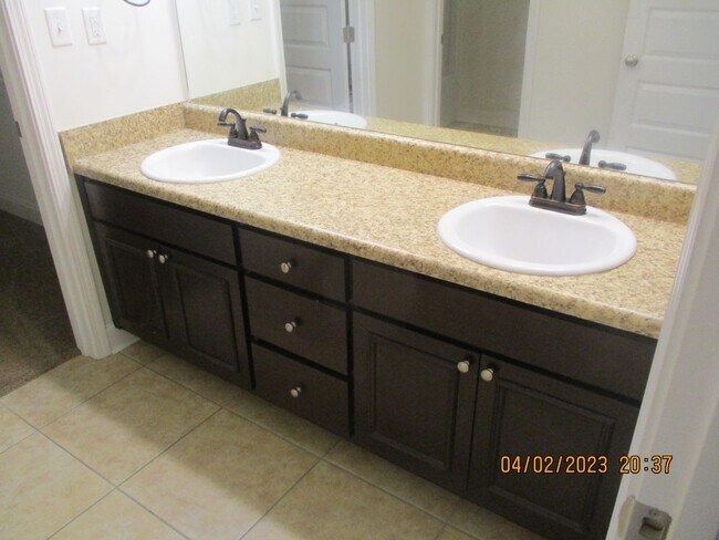 Foto del edificio - 219 Robertson Dr