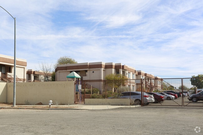 Building Photo - 2485 N Alvernon Way