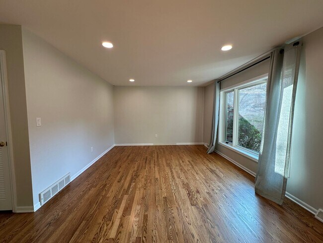Foto del edificio - Large 4 bedroom ranch in Forest Hills