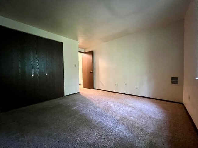 Foto del edificio - Second Floor One Bedroom Apartment! Built-In A/C, Off-Street Parking & More! Call Today!