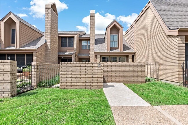 Building Photo - 3122 Camelot Dr