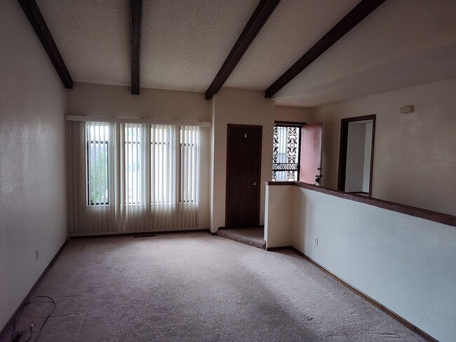 Building Photo - ALL PROSPECTIVE TENANTS MUST SUBMIT A ON L...