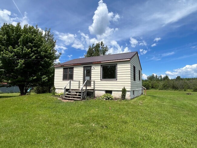 Foto del edificio - Two Bedroom Single Family Home on 3 Acres!
