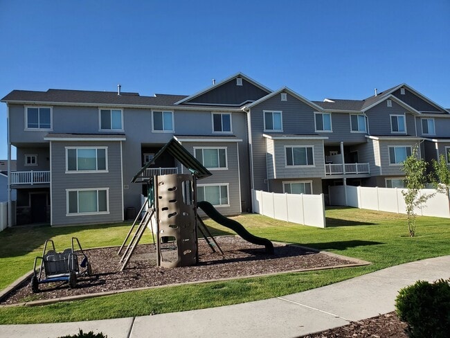Building Photo - 767 E 180 N