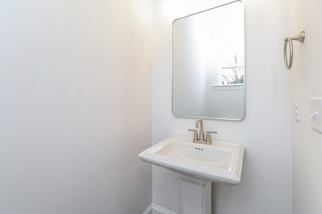 Building Photo - 3-Bedroom, 3.5 Bath Townhome for Rent in Charlotte, NC | Attached Garage & Modern Kitchen