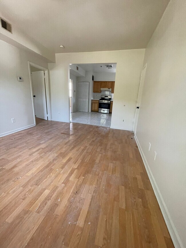 Building Photo - 105 Cutler St