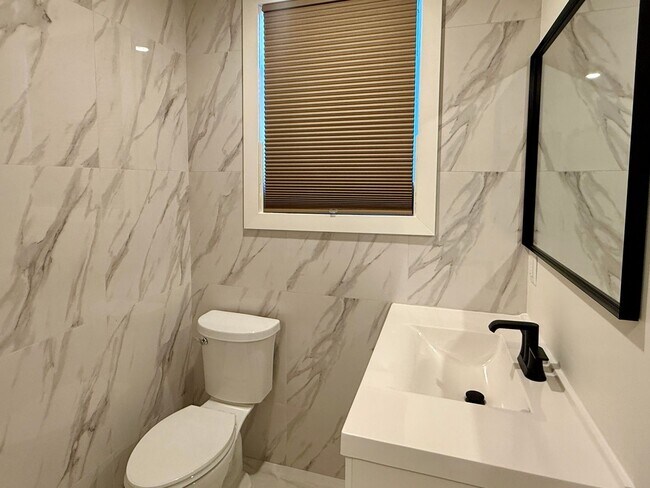 Foto del edificio - Charming Remodeled 2 Bedroom 1 Bathroom Upstairs Apartment in Downtown San Jose