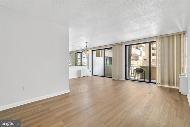 Foto del edificio - 4141 Henderson Rd