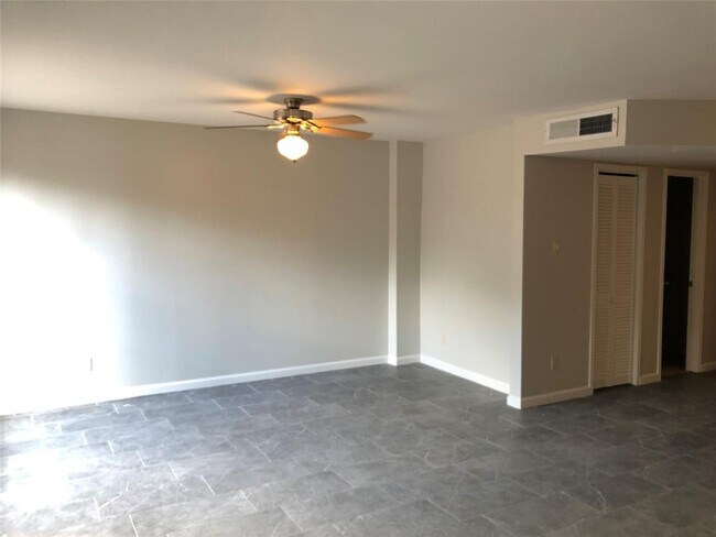 Building Photo - 1059 Willow Oaks Cir