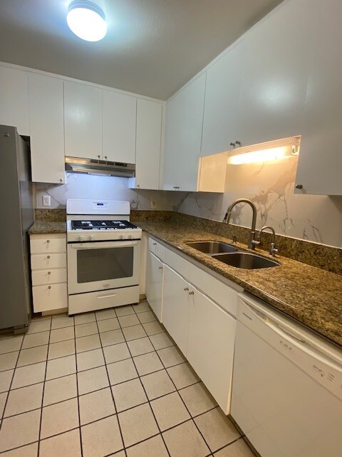 Foto del edificio - 22113 Burbank Blvd