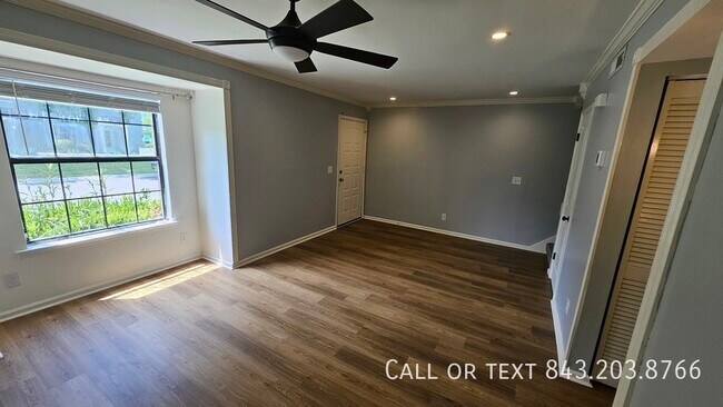 Building Photo - Recently Upgraded Townhouse near Dowtown C...