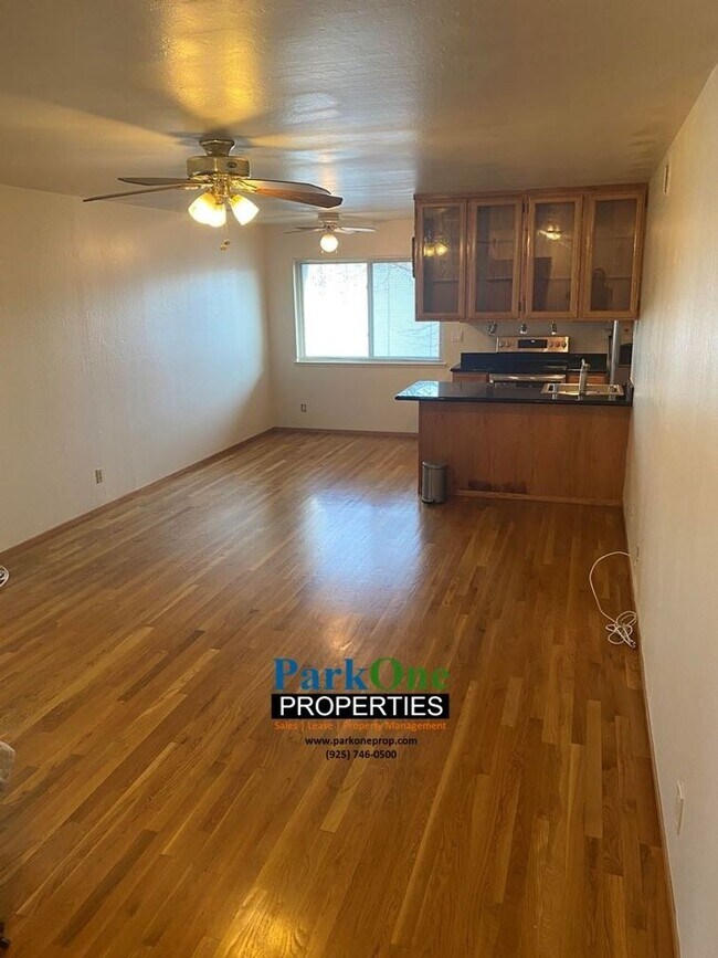Building Photo - Spacious Updated 2 bed , 1 Bath now Availa...