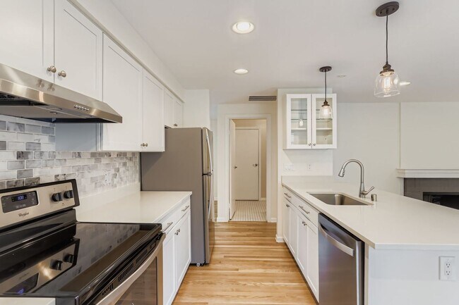 Foto del edificio - Peaceful neighborhood setting within walki...