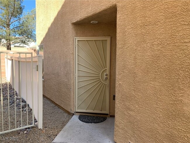 Foto del edificio - 8461 Spencer Canyon St