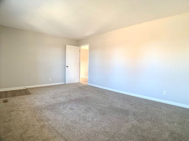 Building Photo - 102 Nuthatch Cir