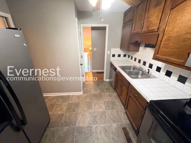 Building Photo - 3 Bed, 2 Bath Home with Garage / Pet-Friendly / Vouchers Accepted / Available Now!