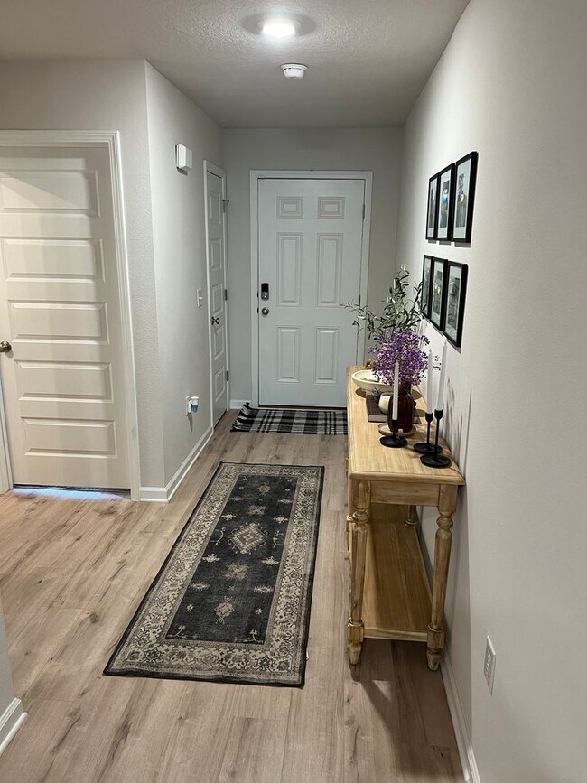 Building Photo - Woodlands 4 bed 2 bath gem !