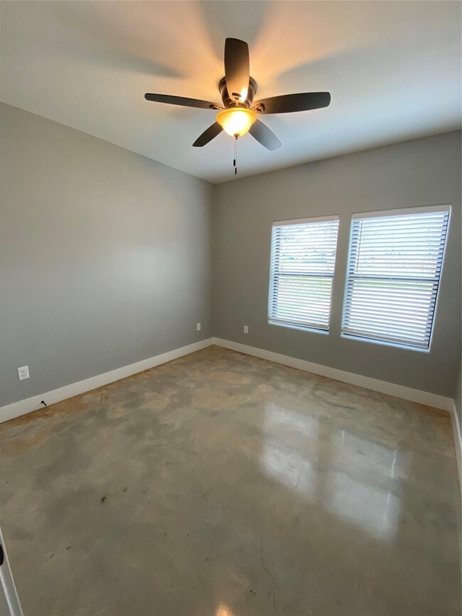 Building Photo - 1004 W Hanna St