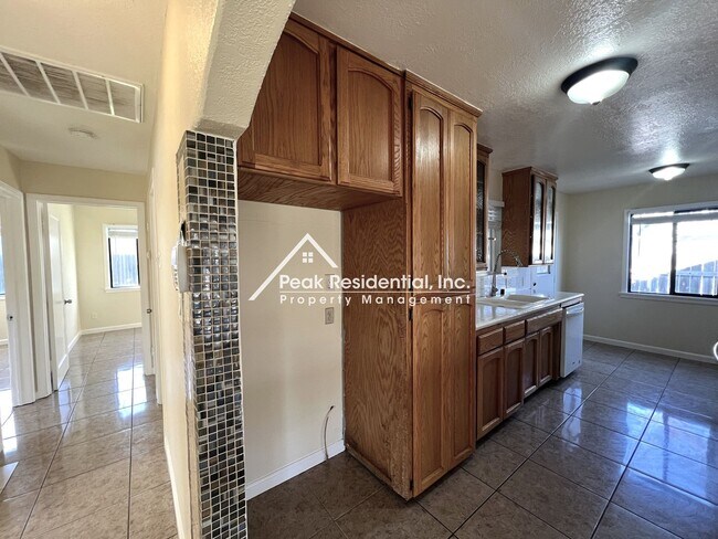 Foto del edificio - Fruitridge Manor 3bd/1ba House with Garage