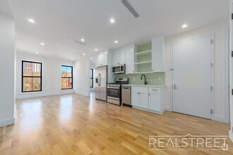 Building Photo - Stunning 3 bed 2 Bath Brownstone Floor Thr...