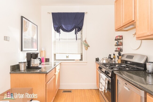 Building Photo - 3635 N Wolcott Ave