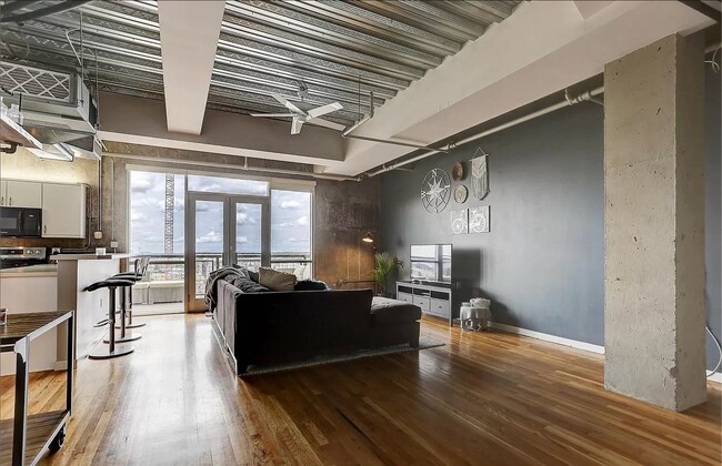 Foto del edificio - Beautiful and Spacious Loft-Style Condo 1 Bed/1.5 Bath Near Ballpark