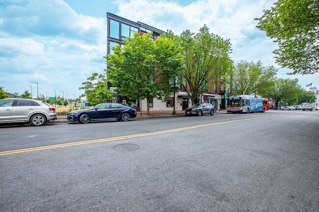 Building Photo - Lavish 1 BR/1 BA Condo in Capitol Hill!