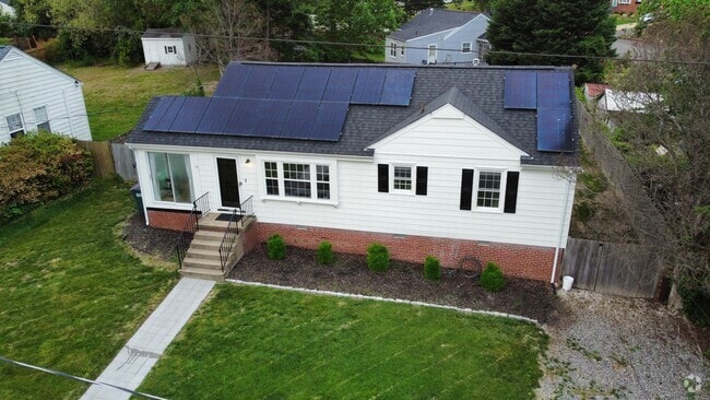Building Photo - 1124 Bridle Ln