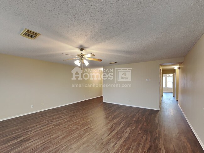 Foto del edificio - 2231 Creekside Bend