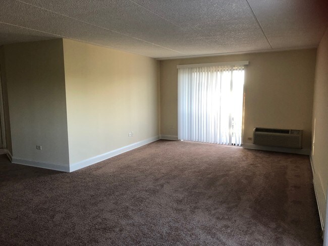 Building Photo - 1600 Wedgewood Dr
