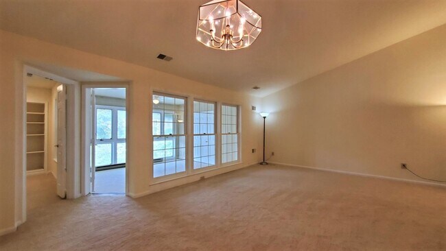 Building Photo - Big and Beautiful 2 Bedroom, 2 Full Bathro...