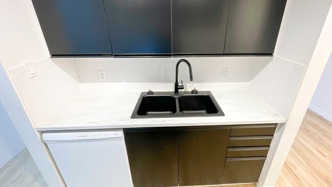 Building Photo - Cute 1 Bdrm * London South * In Suite Laundry * Avail NOW!