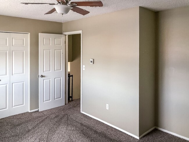 Building Photo - 4 Bed 2 Bath Home with 2 Car Garage and Fe...