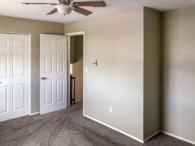 Foto del edificio - 4 Bed 2 Bath Home with 2 Car Garage and Fe...