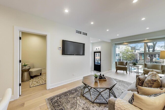 Foto del edificio - 1644 N Troy St