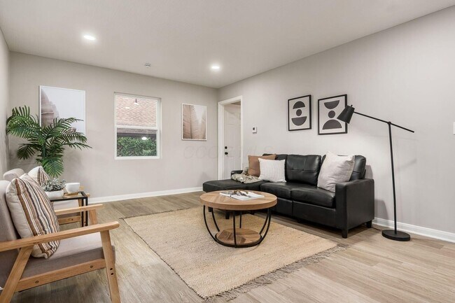 Foto del edificio - ? Spacious 3-Bedroom Home with Finished Ba...