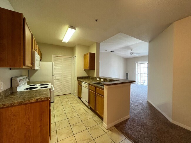 Building Photo - Beautiful 3 Bedroom, 2 Bathroom Condo in O...