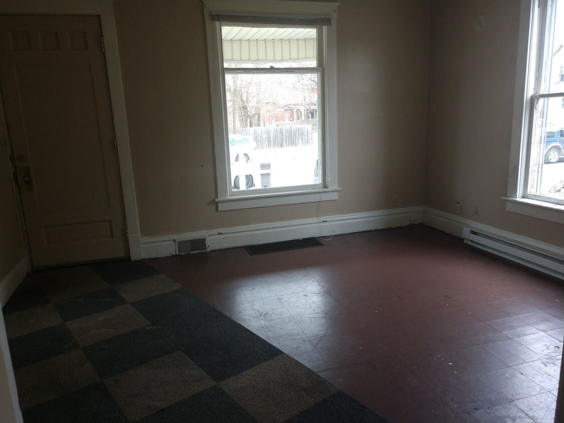Primary Photo - 315 Gross St