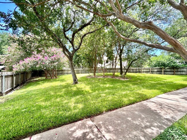 Building Photo - Lovely Rental with 2 Beds, 2.5 Baths & Spa...