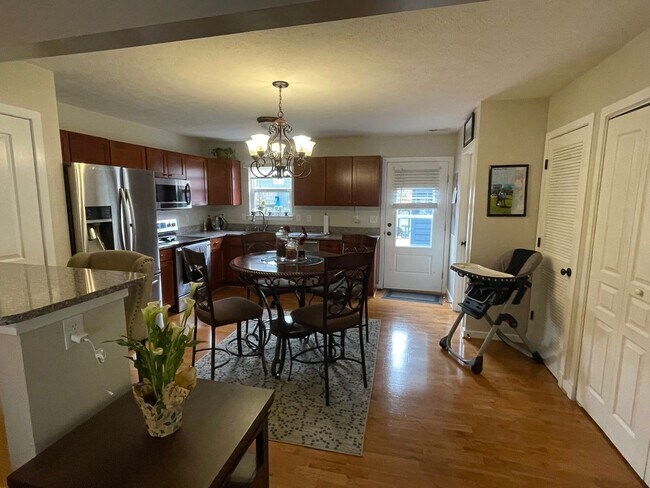 Foto del edificio - Stylish Townhome with 2 Suites, Hardwood Floors, Stainless Steel Appliances, and Granite Countert...