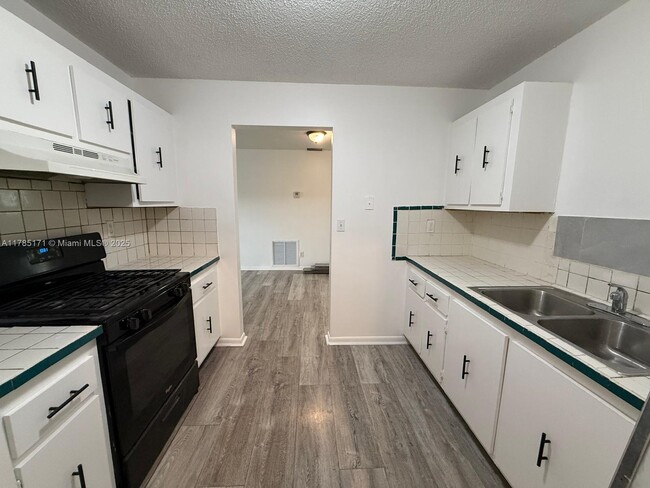 Foto del edificio - 2631 NW 25th St