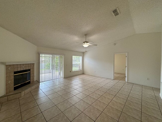 Building Photo - 3 Bedroom 2 bathroom in Deltona Lakes!