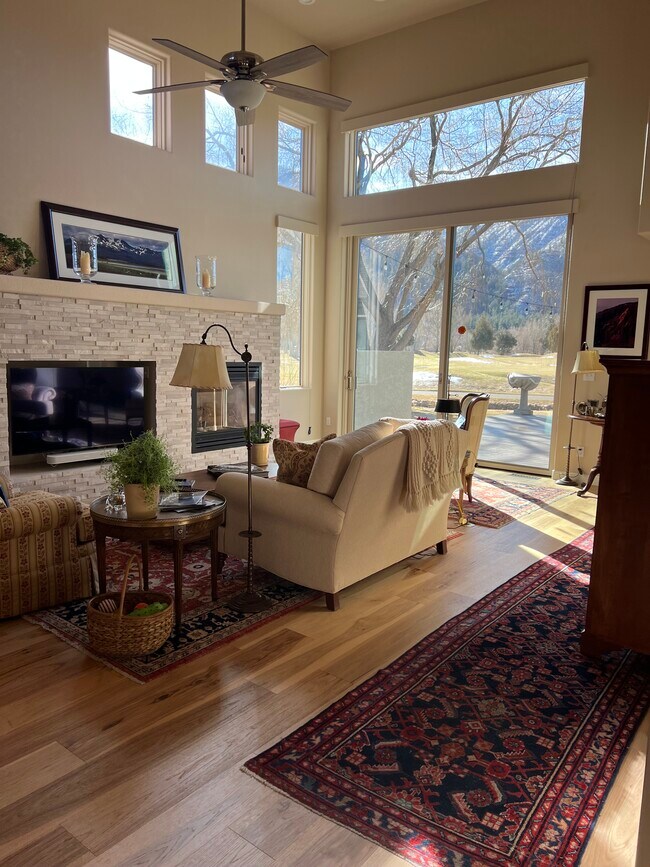Foto del edificio - 128 Cypress Ct