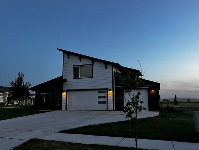 Building Photo - Gorgeous Single Family Home for Rent in Ma...