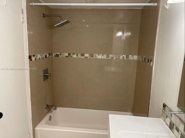 Building Photo - 1175 NE Miami Gardens Dr
