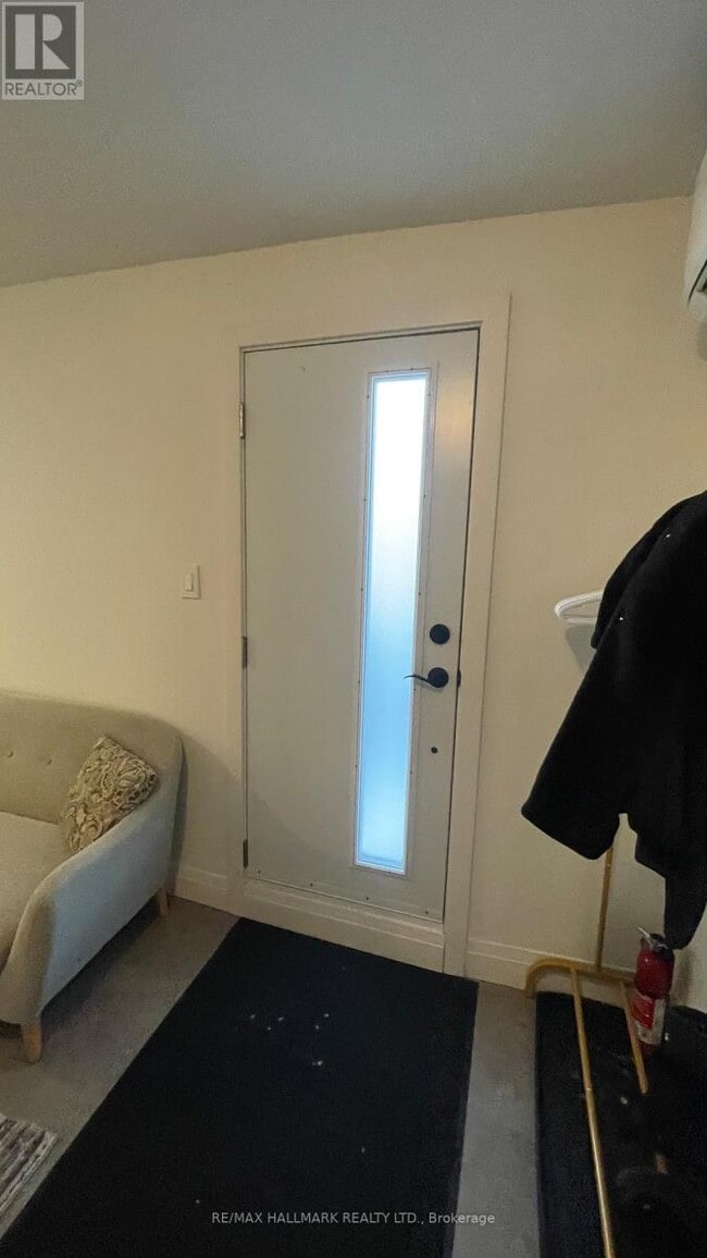 Building Photo - 930 Lake Dr E