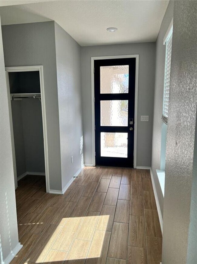 Foto del edificio - Del Valle Sundance Crossing / 4 bedrooms, 2 baths, 1 story home / Like New built 2021 / Refrigera...