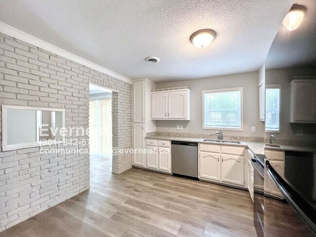Building Photo - 7632 Southaven Cir W