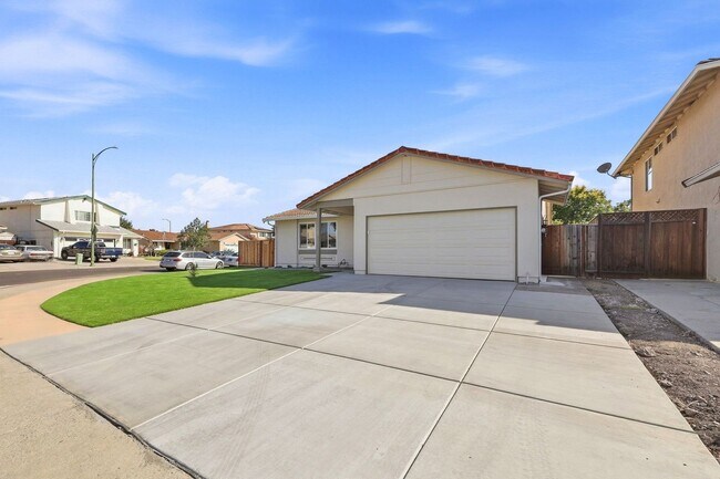 Building Photo - 560 Glenburry Way